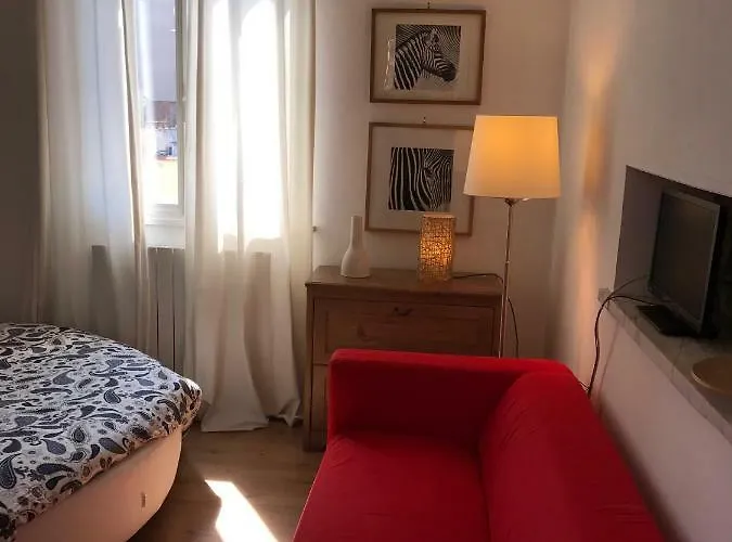 Top-floor Apartment, 4 Metro Stops From The Colosseum דירה *