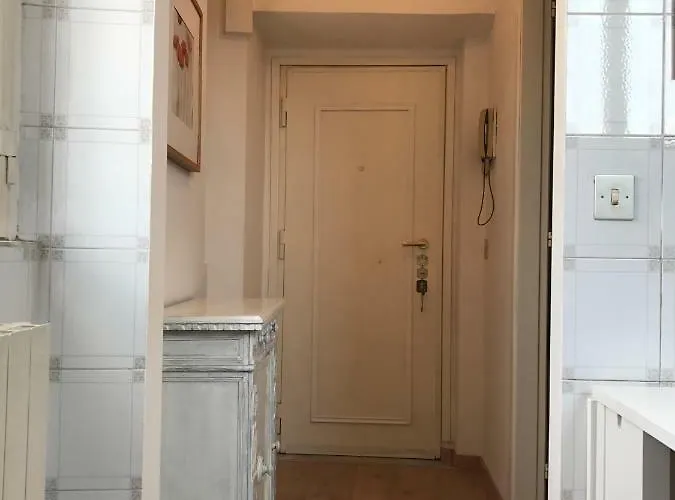 Daire Top-floor Apartment, 4 Metro Stops From The Colosseum